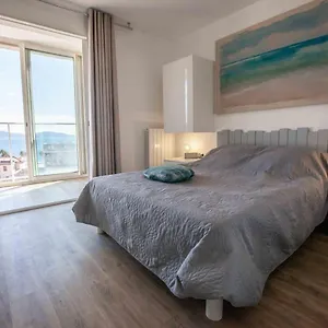 Tres Beau T2 Climatise Refait A Neuf, Vue Panoramique Exceptionnelle A 120m A Pied De La Apartment La Ciotat